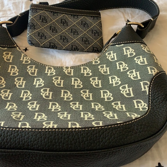 Dooney & Bourke vintage medium hobo with wristlet! - Picture 2 of 15